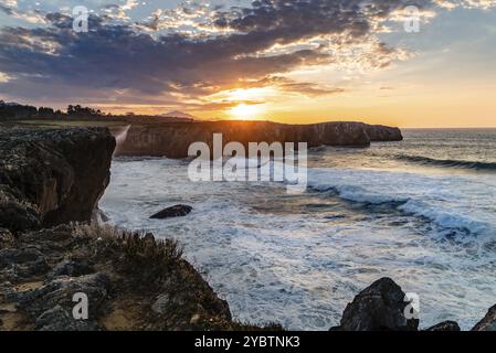 Klippen an den Bufones von Pria im Kantabrischen Meer. Blick bei Sonnenuntergang. Asturien, Spanien, Europa Stockfoto