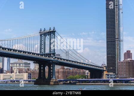 New York City, USA, 24. Juni 2018: Manhattan Bridge und Stadtbild vom East River. Legendärer Blick auf NYC, Nordamerika Stockfoto