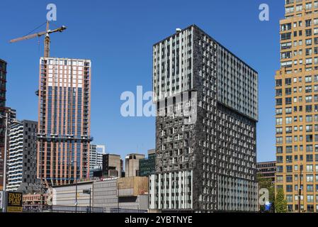 Rotterdam, Niederlande, 8. Mai 2022: Neuentwicklungen an der Uferpromenade von Rotterdam Bürogebäuden im Bau Stockfoto