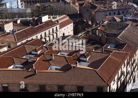 Luftpanorama von oben auf das historische Zentrum der mittelalterlichen Stadt Salamanca mit alten Gebäuden und typischen Terrakotta-Ziegeldächern. Kastilien und Leon Stockfoto
