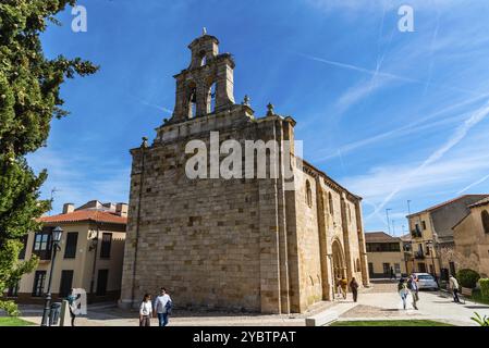 Zamora, Spanien, 7. April 2023: Außenansicht der Kirche San Isidoro, Europa Stockfoto