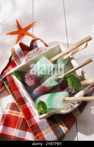 Präsentation Eiszapfen aus verschiedenen Farben und verschiedenen Geschmacksrichtungen gebildet Stockfoto