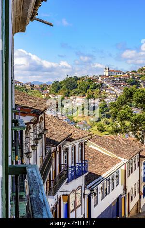 Historische Stadt Ouro Preto mit ihren Kirchen, Hügeln und alten Häusern im Kolonialstil im Bundesstaat Minas Gerais Stockfoto