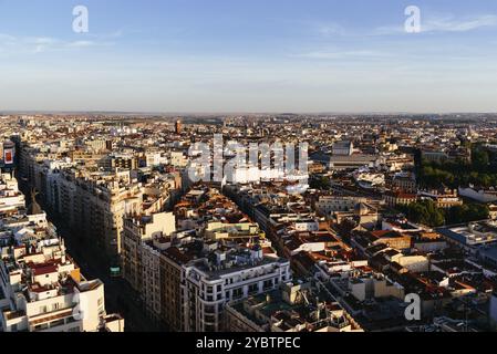 Madrid, Spanien, 24. August 2020: Panoramablick auf das Stadtzentrum von Madrid bei Sonnenuntergang. Gran Via Avenue, Europa Stockfoto