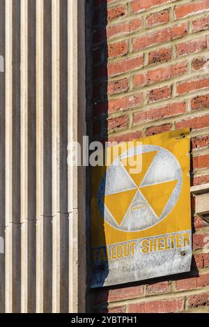 Retro-Design Nuclear Fallout Shelter Schild an Einer roten Ziegelwand Stockfoto