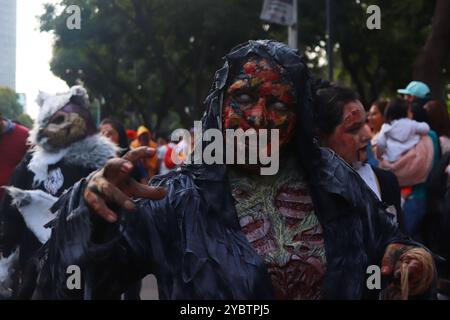 Mexiko-Stadt, Mexiko. Oktober 2024. Eine Person, die sich beim jährlichen Zombie Walk 2024 MX verkleidet hat, vom Denkmal der Revolution bis zum Hauptplatz Zocalo in Mexiko-Stadt. Am 19. Oktober 2024 in Mexiko-Stadt. (Foto: Carlos Santiago/Eyepix Group/SIPA USA). Quelle: SIPA USA/Alamy Live News Stockfoto