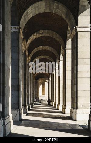 Madrid, Spanien, 18. Oktober 2020: Arkade mit Ziegelgewölben im Königspalast in Madrid, Europa Stockfoto