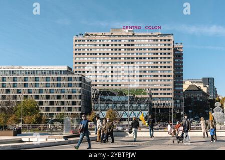 Madrid, Spanien, 22. November 2020: Plaza de Colon oder Columbus Square im Zentrum von Madrid ein sonniger Tag mit blauem Himmel, Europa Stockfoto