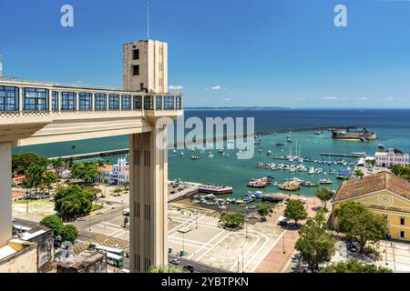 Blick auf Baia de Todos os Santos und Elevador Lacerda an einem sonnigen Sommertag in der Stadt Salvador in Bahia Stockfoto