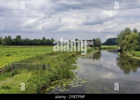 Run-down am Ufer des Flusses Gießen in der Nähe von Hoornaar in der niederländischen Region Halle Alblasserwaard Stockfoto