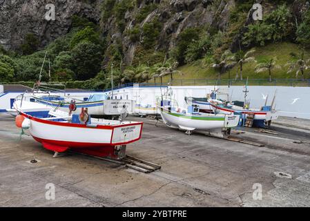 Ponta Delgada, Portugal, 5. Juli 2022: Der gemütliche Hafen von Caloura auf der Insel Azoren, Europa Stockfoto