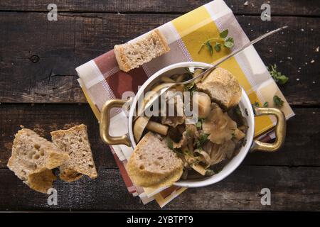 Präsentation Markup von Pilzsuppe in Pioppini auf schwarzem Tisch Stockfoto