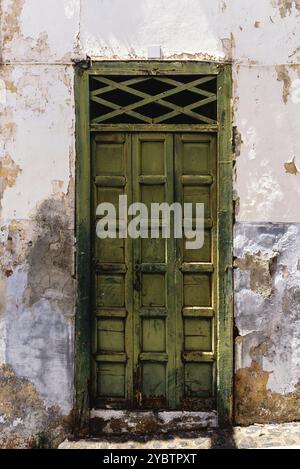 Alte, verwitterte, traditionell grün bemalte Tür in einem kanarischen Haus im Kolonialstil in der Altstadt von Santa Cruz de La Palma, im Viertel San Sebasti Stockfoto