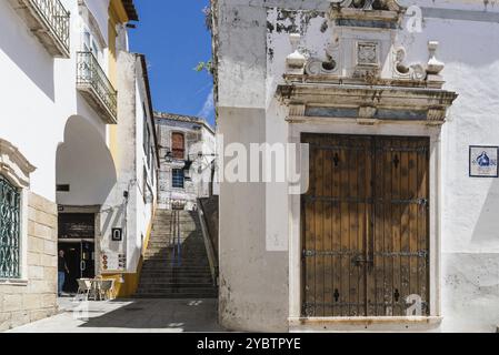 Evora, Portugal, 30. Juni 2022: Straße in der Altstadt mit typischen weiß getünchten Häusern mit Balkonen. Alentejo, Portugal, Europa Stockfoto