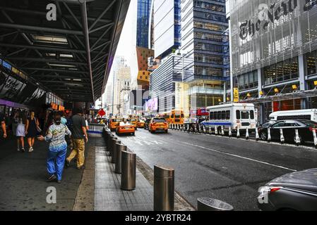 New York City, USA, 21. Juni 2018: Straßenszene in der 8th Avenue ein regnerischer Tag. Port Authority Bus Station, Nordamerika Stockfoto
