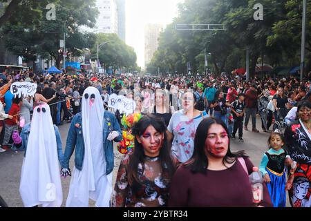 Mexiko-Stadt, Mexiko. Oktober 2024. Personen, die während des jährlichen Zombie Walks 2024 MX getarnt sind, vom Denkmal der Revolution bis zum Hauptplatz Zocalo in Mexiko-Stadt. Am 19. Oktober 2024 in Mexiko-Stadt. (Foto: Carlos Santiago/Eyepix Group/SIPA USA). Quelle: SIPA USA/Alamy Live News Stockfoto