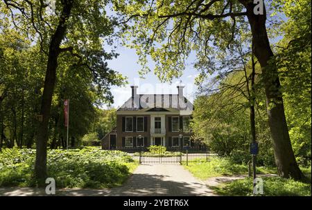 Coendersborg ist ein altes Herrenhaus, umgeben von einem schönen Landschaftspark in der Nähe des niederländischen Dorfes Nuis in der Provinz Groningen Stockfoto