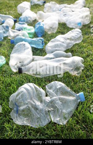 Zeichen der Unhöflichkeit benutzte Plastikflaschen, die auf einer Wiese abgelegt wurden Stockfoto