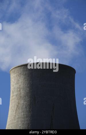 Kraftwerk zur Nutzung von Borazifergebläsen zur Stromerzeugung in der Toskana, Italien, Europa Stockfoto