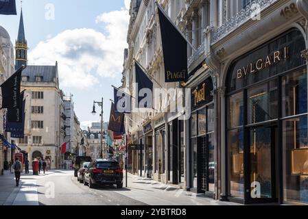 London, Großbritannien, 27. August 2023: Blick auf die luxuriöse Bond Street im West End. Es ist eines der teuersten und begehrtesten Immobilienbereiche in E Stockfoto