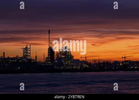 Dutch Chemical Anlage in Dordrecht am Ufer des Fluss Merwede Stockfoto