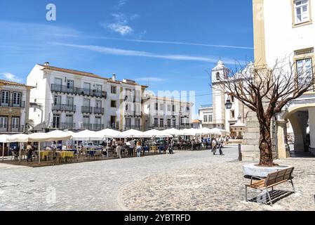 Evora, Portugal, 30. Juni 2022: Giraldo-Platz im Stadtzentrum. Alentejo. Menschen auf Terrassen und Restaurants, Europa Stockfoto