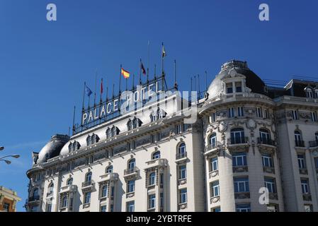 Madrid, Spanien, 19. März 2023: Das Palace Hotel in Paseo de Prado. Niedriger Blickwinkel vor hellblauem Himmel. Luxushotel im Zentrum von Madrid, Europa Stockfoto