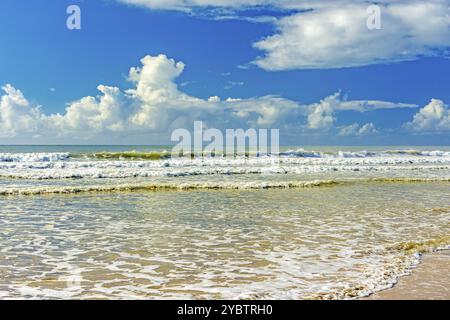 Wellen und Meeresschaum im farbenfrohen Meer an einem sonnigen Sommertag am Sargi Beach in Serra Grande, Südküste von Bahia Stockfoto