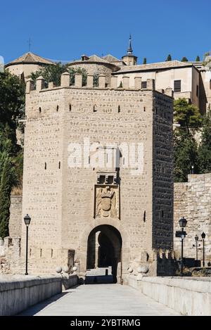 Alcantara Brücke gegen Toledo Stadtbild am Sommertag. Panoramablick Stockfoto