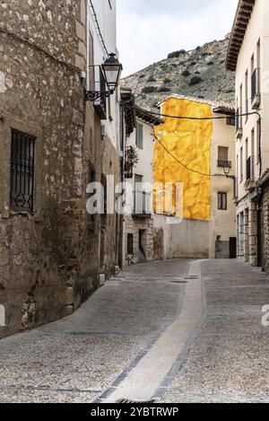 Enge Kopfsteinpflasterstraße in der mittelalterlichen Stadt Pastrana. La Alcarria, Guadalajara, Spanien, Europa Stockfoto