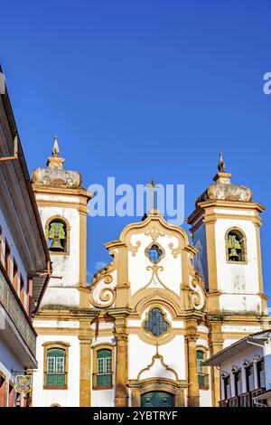 Vor der historischen Barockkirche und den umliegenden Kolonialhäusern in der Stadt Ouro Preto in Minas Gerais Stockfoto