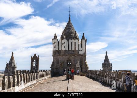 Evora, Portugal, 30. Juni 2022: Die Dächer der Kathedrale von Evora. Alentejo, Portugal. Sonniger Sommertag, Europa Stockfoto