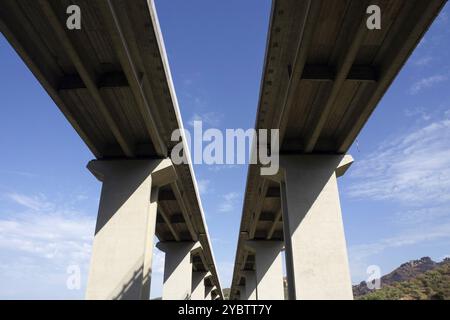 Fotografische Dokumentation eines Autobahnabschnitts auf Stahlbetonmasten Stockfoto