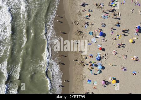 Luftbilddokumentation eines freien Strandes im Sommer Stockfoto