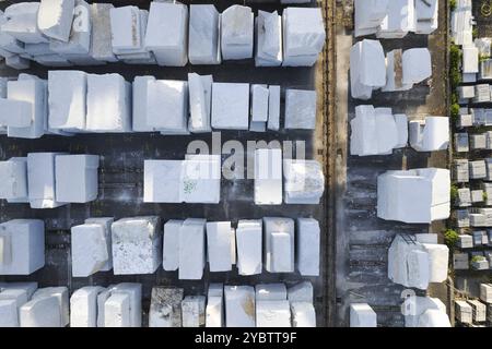 Luftbilddokumentation einer Marmorsteinlagerung in Carrara Stockfoto