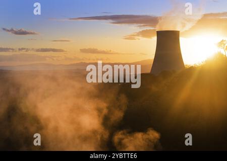 Kraftwerk zur Nutzung von Borazifergebläsen zur Stromerzeugung bei Sonnenuntergang in der Toskana, Italien, Europa Stockfoto