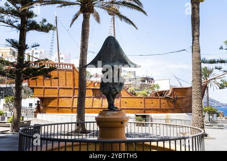 Santa Cruz de La Palma, Spanien, 13. August 2021: Berühmte Statue eines Zwergs, nachempfunden als Napoleon, und Museo Naval Santa Maria auf dem Hintergrund, Europa Stockfoto