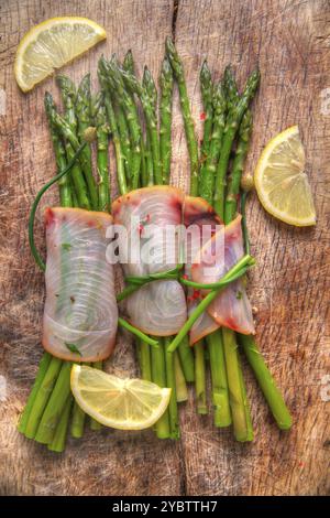 Zweiter Kurs von Schwertfisch und Spargel Beilage Stockfoto