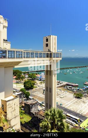 Lacerda Aufzug mit dem Hafen und der Bucht Todos os Santos im Hintergrund in der Stadt Salvador in Bahia Stockfoto