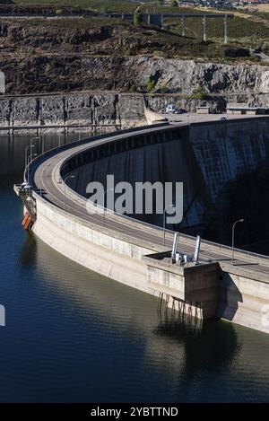 Der Atazar Stausee und Staudamm in der Bergkette von Madrid Stockfoto