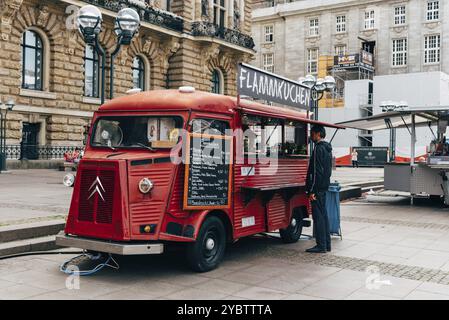 Hamburg, 4. August 2019: Ein unbekannter Mann kauft Flamkuchen oder flammkuchen in einem Food Truck, Europa Stockfoto