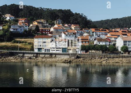 Wunderschöner Blick auf den Hafen von Muros, einem Fischerdorf an der Mündung von Muros in Galicien, Spanien, Europa Stockfoto