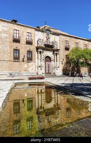 Toledo, Spanien, 22. August 2020: Erzbischofspalast auf dem Rathausplatz, Europa Stockfoto