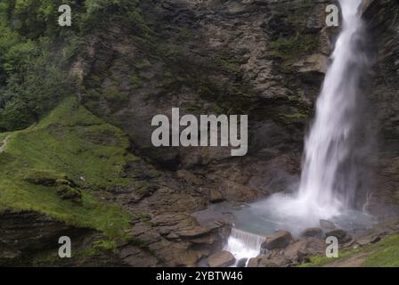 Der Reichenbachfall in der Nähe der Schweizer Stadt Meiringen im Berner Oberland ist ein spektakulärer Wasserfall. Es ist auch ein weltberühmter Ort in t Stockfoto