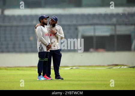 Mushfiqur Rahim (L) und Mushtak Ahmed (R) nehmen während des Bangladesch-Teams an einer Trainingseinheit im Sher-e-Bangla National Cricket Stadium (SBNCS) in mir Teil Stockfoto