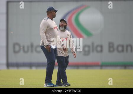 Mushtak Ahmed und Head Coach Phil Simmons während des Bangladesch Teams nehmen am Training im Sher-e-Bangla National Cricket Stadium (SBNCS) in mir Teil Stockfoto