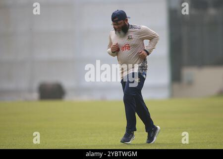 Mushtak Ahmed nimmt während des Bangladesch-Teams an einem Training im Sher-e-Bangla National Cricket Stadium (SBNCS) in Mirpur, Dhaka, Bangladesch, Octo Teil Stockfoto