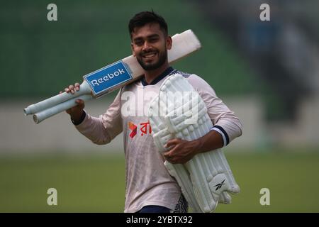 Mehedi Hasan Miraz während des Bangladesch-Teams nimmt an einer Trainingseinheit im Sher-e-Bangla National Cricket Stadium (SBNCS) in Mirpur, Dhaka, Bangladesch Teil. Stockfoto