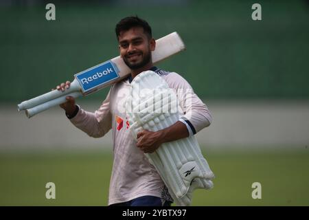 Mehedi Hasan Miraz während des Bangladesch-Teams nimmt an einer Trainingseinheit im Sher-e-Bangla National Cricket Stadium (SBNCS) in Mirpur, Dhaka, Bangladesch Teil. Stockfoto