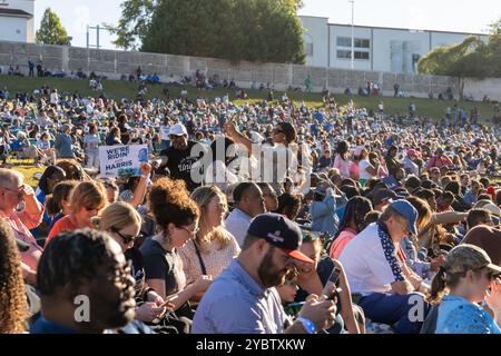 ATLANTA, GEORGIA – 19. Oktober 2019: Zuschauer auf den Rasenflächen des Lakewood Amphitheaters bei der Kamala Harris Rallye. Vizepräsidentin Kamala Harris betonte die Bedeutung einer frühzeitigen Abstimmung. Sie sprach auch von den schrecklichen Risiken, die ein zweiter Donald Trump-Wahltag für Frauen im ganzen Land darstellt. Harris wurde heute Abend von Mitgliedern der Familie Thurman bei ihrer Veranstaltung begleitet. Harris hob den tragischen Tod von Amber Nicole Thurman hervor, der nicht in der Lage war, die benötigte Pflege zu bekommen. Quelle: Phil Mistry/Alamy Live News Stockfoto